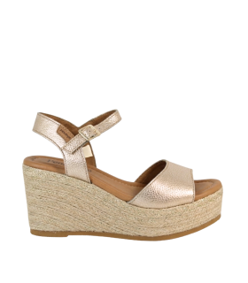 SANDALIAS DEL PIEL METALIZADA CON CUÑA DE RAFIA PENELOPE 6523 ORO