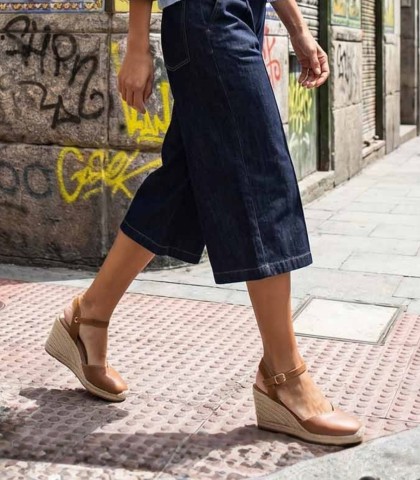 ALPARGATA CON CUÑA ALTA DE YUTE PARA MUJER GAIMO MEDES PRALINE CUERO