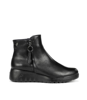 BOTÍN NEGRO DE PIEL CON CUÑA PARA MUJER FLUCHOS LIVE F2100