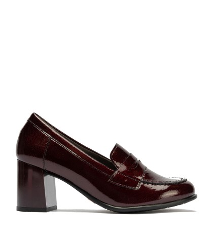 MOCASÍN DE TACÓN EN PIEL CHAROL BURDEOS DE MUJER PITILLOS 11650