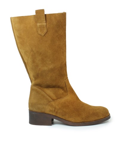 BOTA CÓMODA APLAUSO DE CAÑA MEDIA Y ARRUGADA EN SERRAJE CAMEL 8400