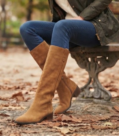 BOTA CÓMODA APLAUSO DE CAÑA MEDIA Y ARRUGADA EN SERRAJE CAMEL 8400