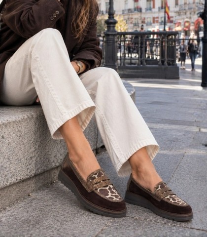 MOCASINES DE PIEL APLAUSO EN COMBINACIÓN DE TEXTURAS Y ESTAMPADOS NOEL 023 MARRÓN