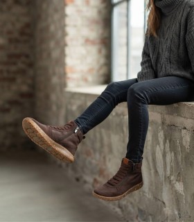 BOTA DE MUJER BAREFOOT EN PIEL NOBUCK CON CREMALLERA WALK AND FLY IRATI 6004 TRAVESIA MARRÓN