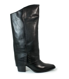 BOTA ALTA DE MUJER EN PIEL NEGRA CON SOLAPA Y TACHUELAS APLAUSO BALTAR