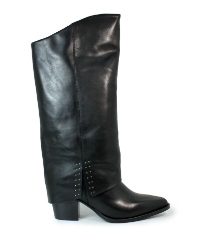 BOTA ALTA DE MUJER EN PIEL NEGRA CON SOLAPA Y TACHUELAS APLAUSO BALTAR